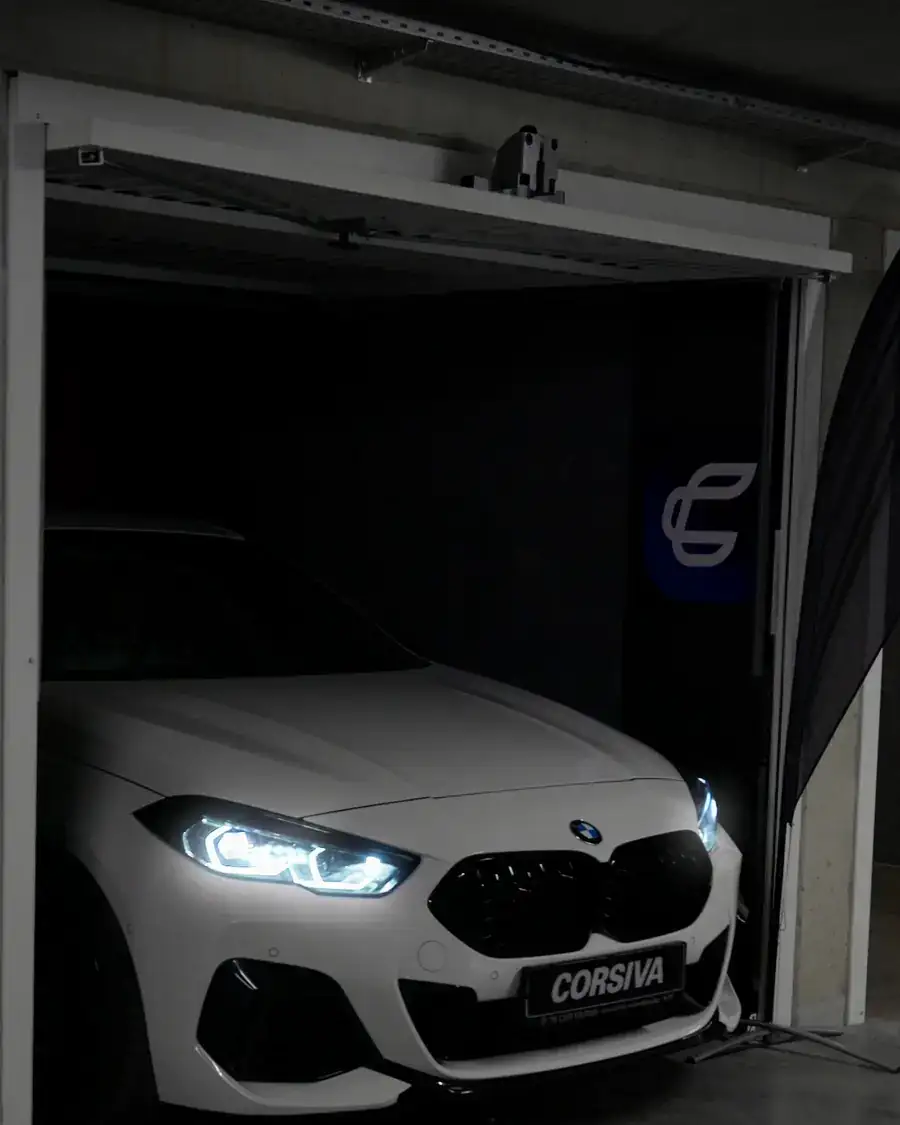 BMW Série 2 garée dans un box Corsiva