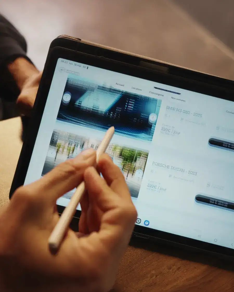 Tablette ouverte sur le site de réservation Corsiva