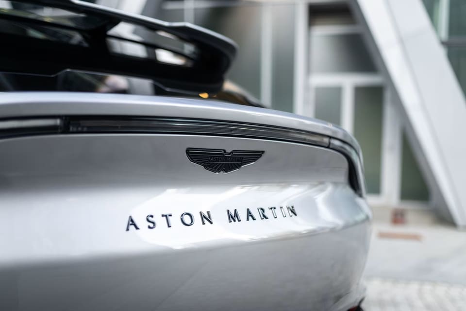 Aston Martin DBX louée sur Corsiva