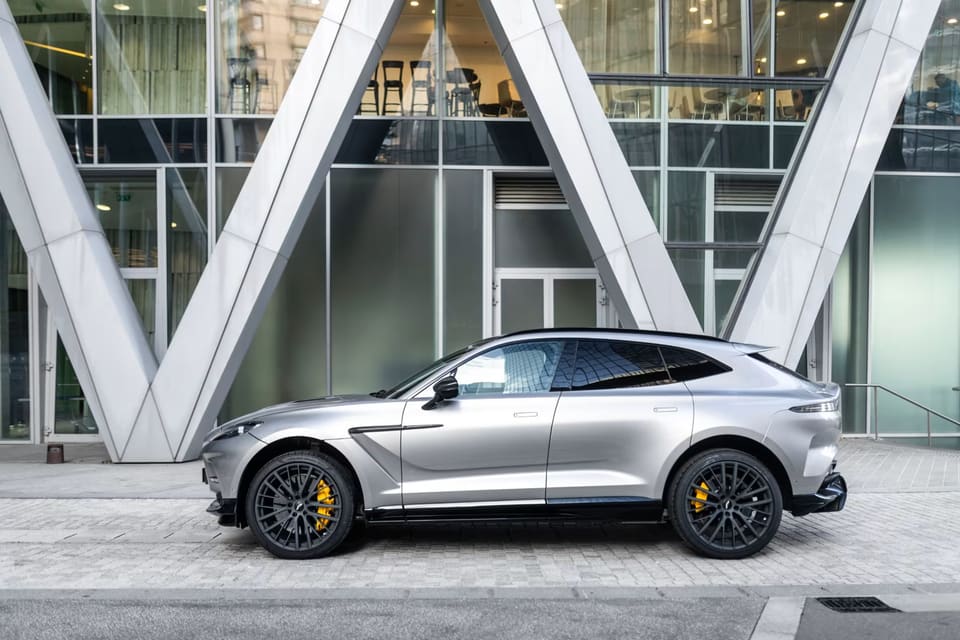 Aston Martin DBX louée sur Corsiva