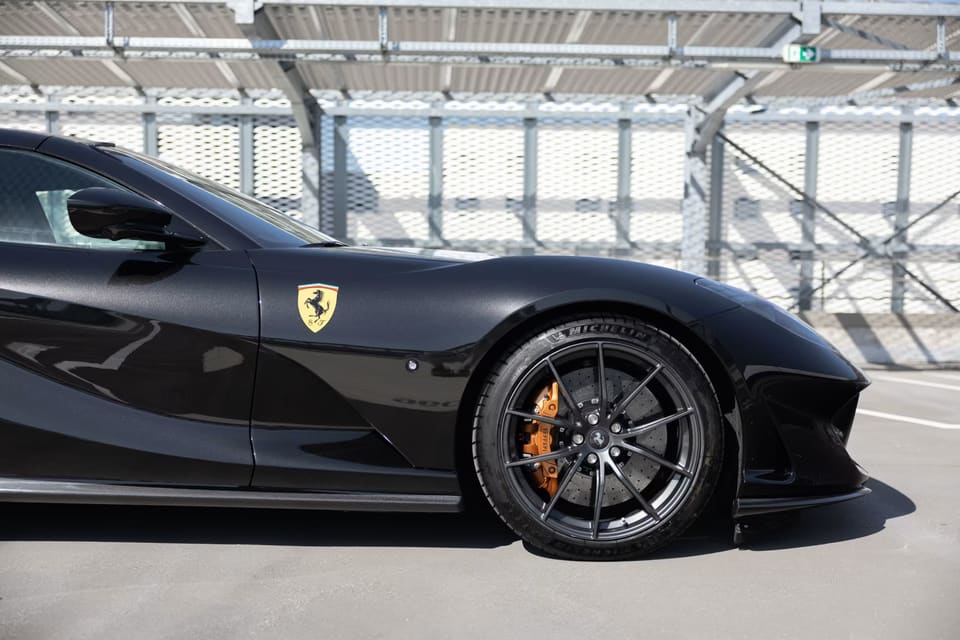 Ferrari 812 louée sur Corsiva