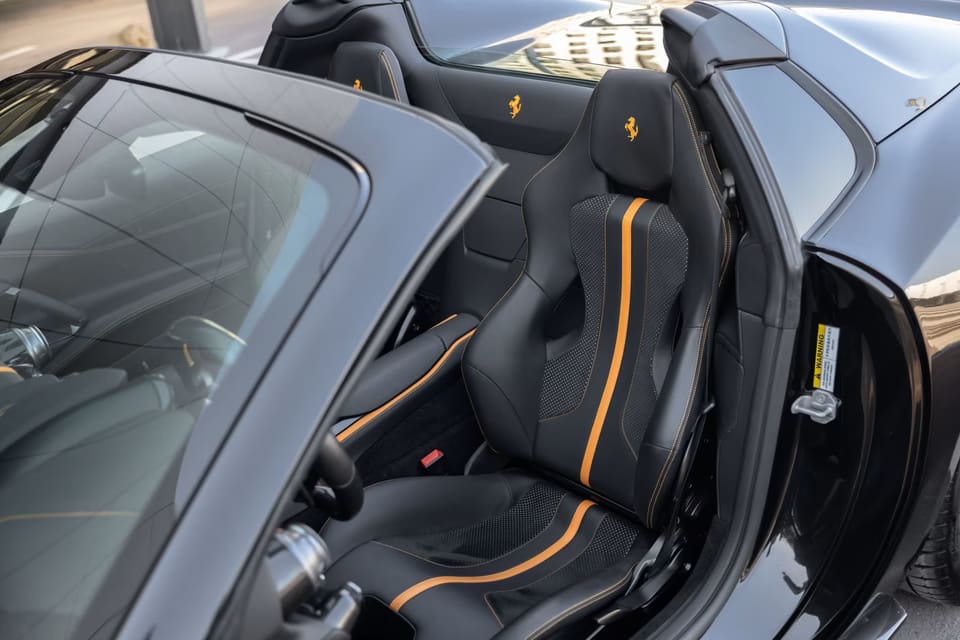 Ferrari 812 — intérieur, louée sur Corsiva
