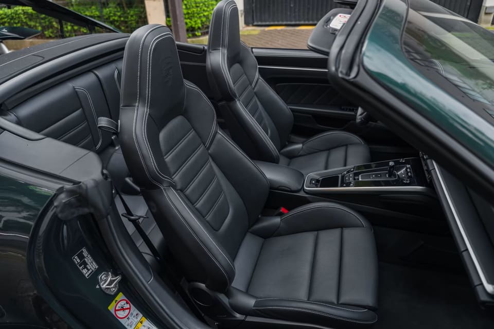Porsche 911 — intérieur, louée sur Corsiva