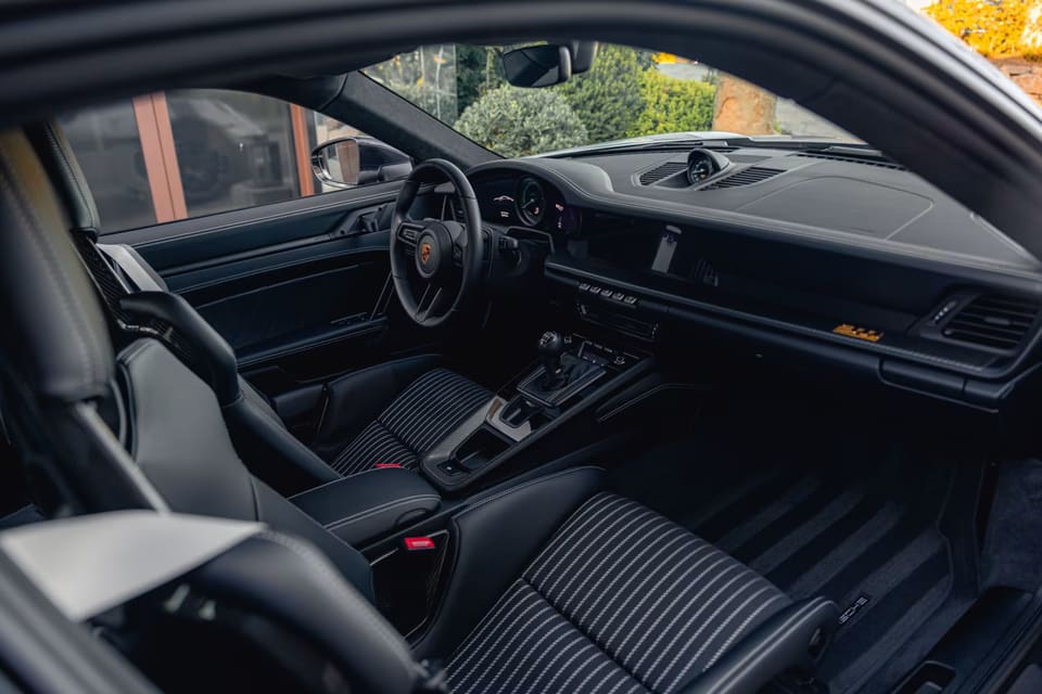 Porsche 911 — intérieur, louée sur Corsiva