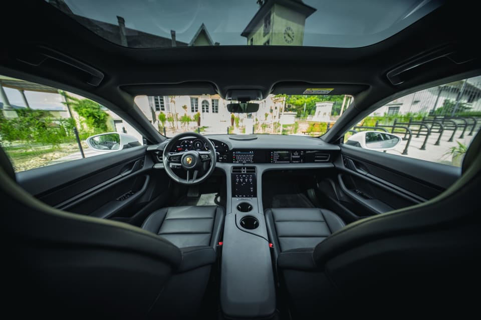 Porsche Taycan louée sur Corsiva
