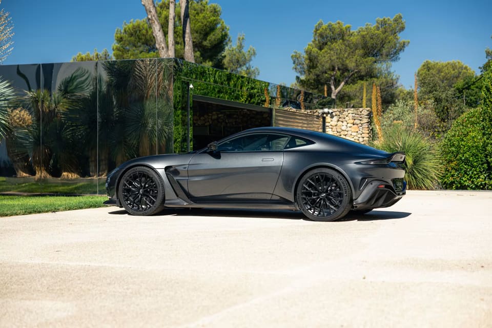 Aston Martin V12 Vantage louée sur Corsiva