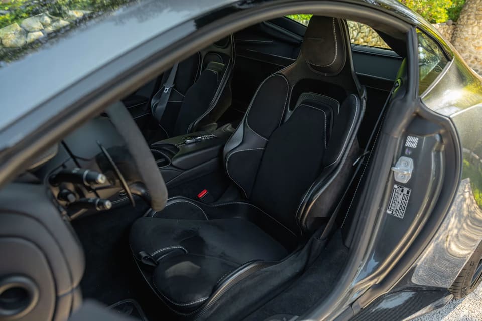 Aston Martin V12 Vantage — intérieur, louée sur Corsiva